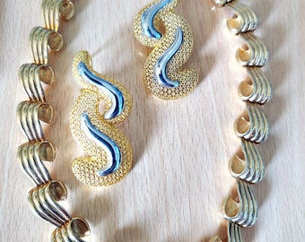 Vintage goldtoned choker with bonus earrings.