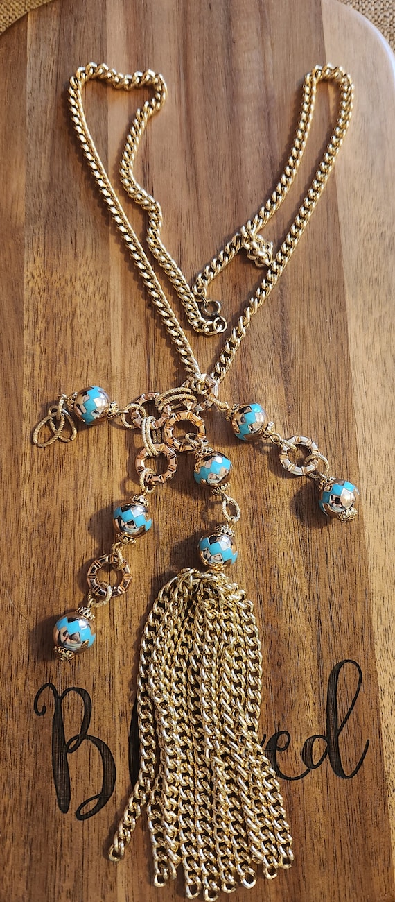 Unusual vintahe goldtoned necklace with a large ha