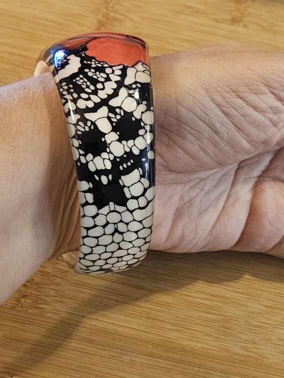 Large bangle with a unique pattern with flowers i… - image 2