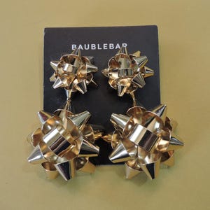 Énormes boucles d'oreilles dorées à double nœud par Baublebar non utilisées sur la carte d'origine.