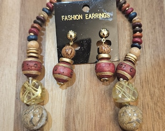 Ensemble collier et boucles d'oreilles vintage inutilisés fabriqués aux Philippines, très légers.