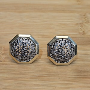 Unusual vintage clip on earrings in good Vintage condition!