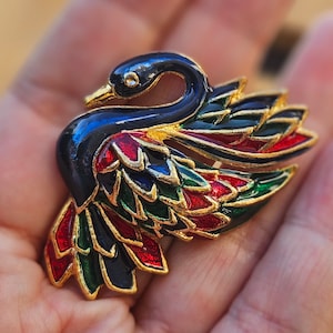 Deliziosa spilla vintage a forma di cigno in smalto colorato, inutilizzata e in perfette condizioni.