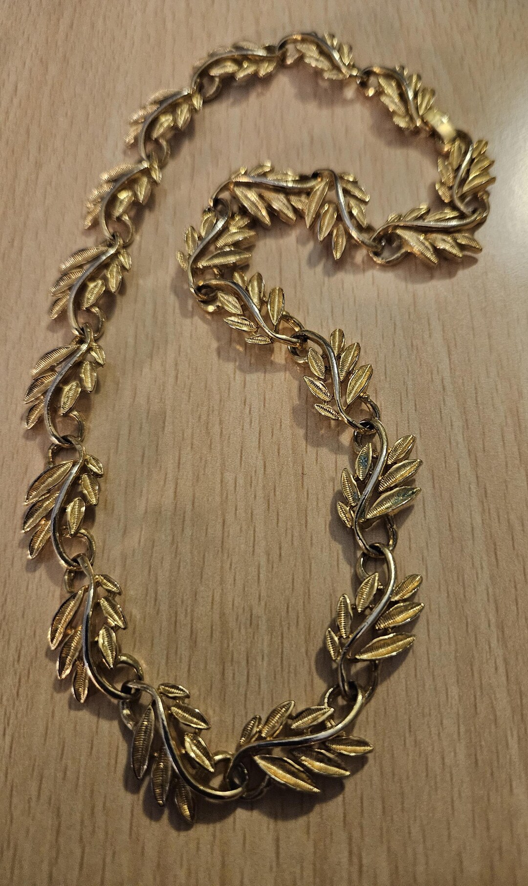 ★VINTAGE HOLLYWOOD★ Twist Leaf Chain Necklace Vintage Unsigned Napier Leaf Necklace in Goldtone! Beautiful