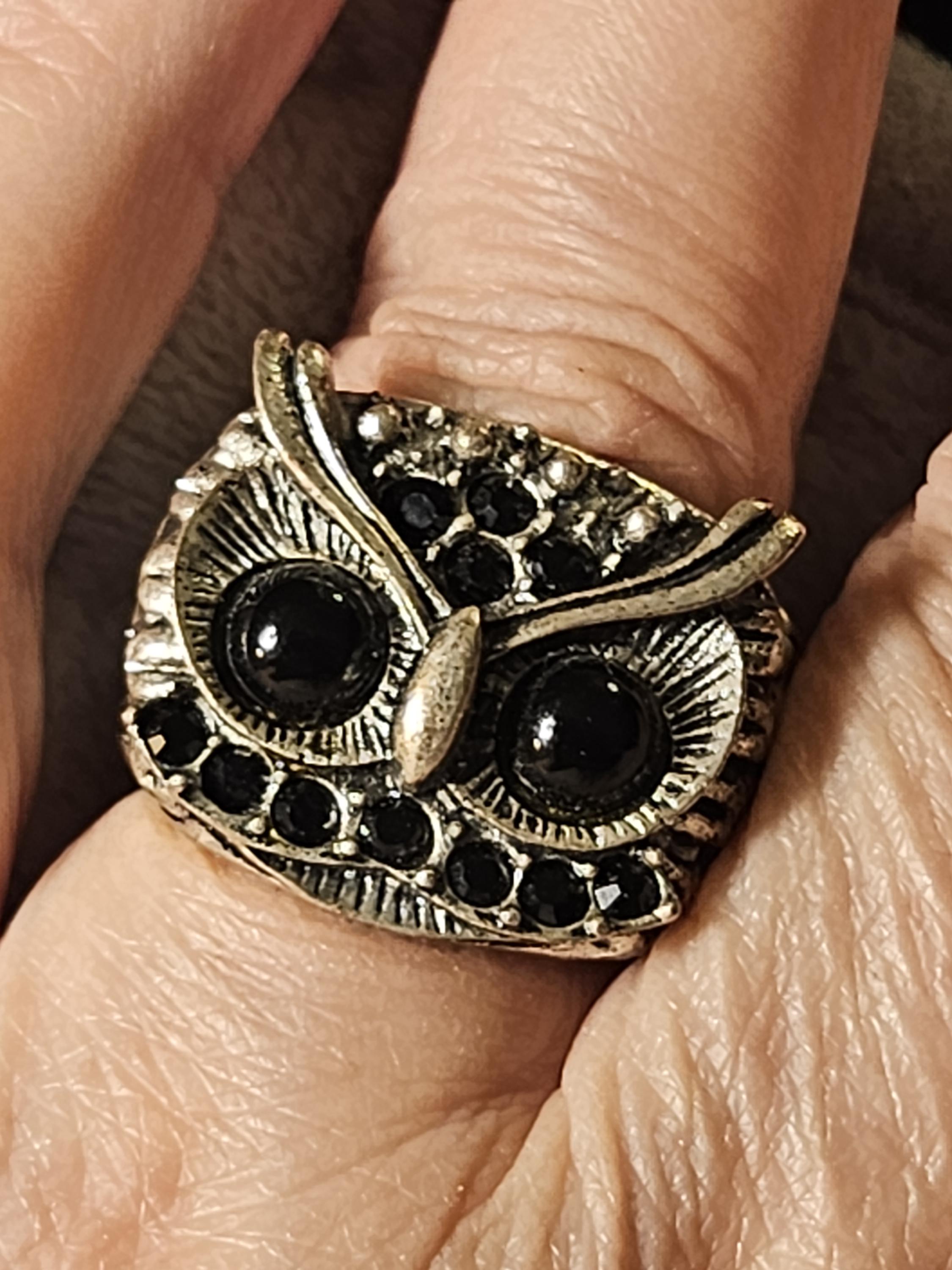 Adorable stretch vintage owl ring with crystals in excellent vintage condition!
