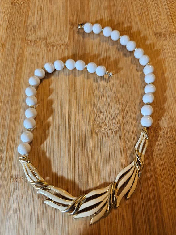 Beautiful Vintage 80's Monet cream and gold freefo