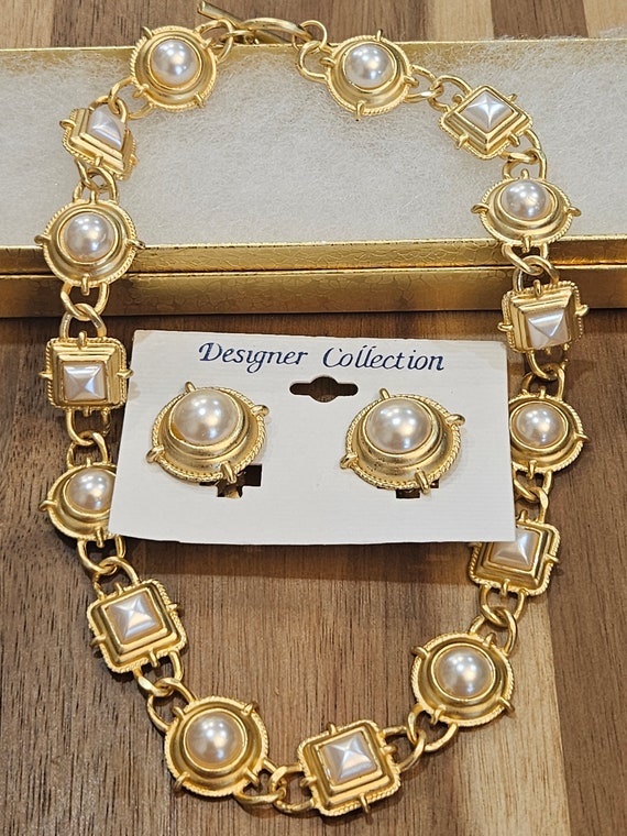 Stunning brushed gold and faux pearls vintage set… - image 8