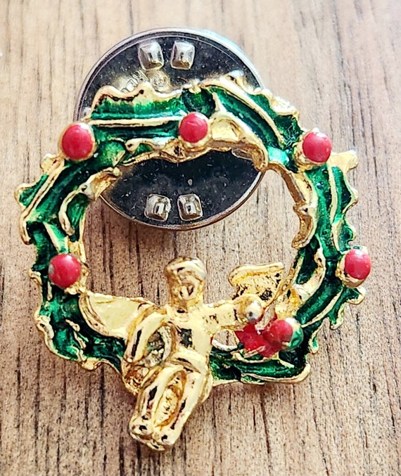 Vintage Christmas wreath with an angel in the cent