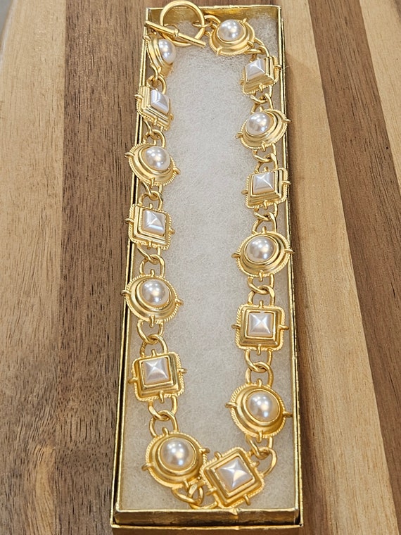 Stunning brushed gold and faux pearls vintage set… - image 6
