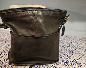 Meravigliosa borsa a secchiello Coach vintage in pelle nera con tasca  Questa borsa è stata realizzata negli Stati Uniti!