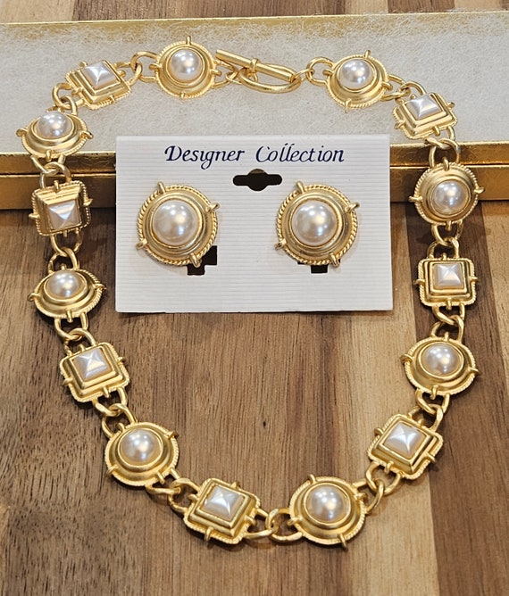 Stunning brushed gold and faux pearls vintage set… - image 2