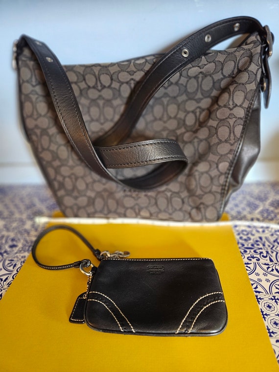 Large Signature Coach Dufflette With a Black Coach Wristlet in Very Good Condition. Etsy Sweden
