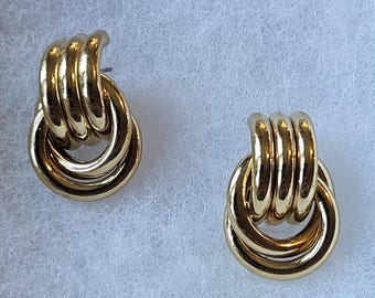 Vintage goldtoned doorknocker earrings in excellent vintage condition!
