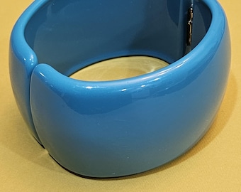 Large blue lucite marbled clamp bangle in excellent condition 8 inches.
