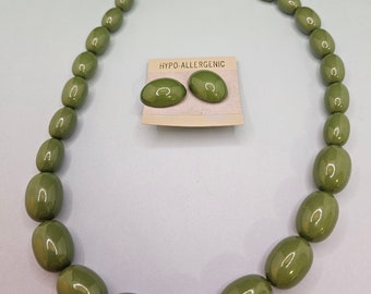 Vintage Olijfgroene ketting en oorbellen in ongebruikte staat!