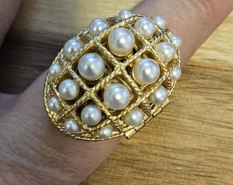 Vintage Avon perfume ring in goldtone with pearls in excellent vintage condition Adjustable!! Unique ring that was used for perfume.