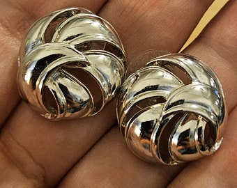 Vintage earrings by designer SAL with a freeform design in silvertone for pierced ears in excellent vintage condition!