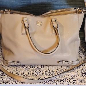 Bolso grande de hombro Saffiano color crema de Tory Burch, en muy buen estado. Envío gratuito en EE. UU.