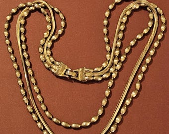 ¡Collar vintage dorado de tres hilos en excelente estado!