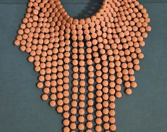 Collar babero rosa llamativo de BEBE, 45 cm de largo.