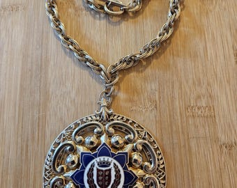 Collar colgante enorme con escudo de armas vintage en tono dorado. ¡Collar de 22 pulgadas con un colgante enorme de 4 pulgadas en excelentes condiciones vintage!