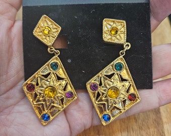 Pendientes colgantes vintage con cierre de rosca en tono dorado y cristales.