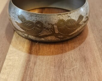 Sweet vintage Japanese bangle etched with lovely birds in very good Vintage condition!