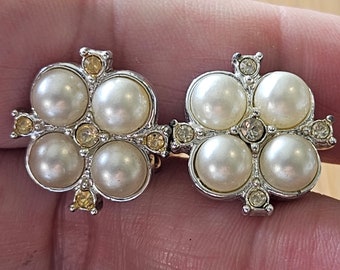 Vintage Sarah Coventry clip on silvertone earrings with pearls in very good Vintage condition!