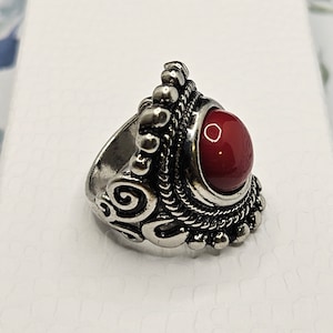 Lovely vintage silvertone ring with a red cabachon size 8.