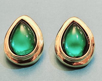 Vintage goldtoned earrings with a large emerald gripoix glass style earrings. Era 80's!