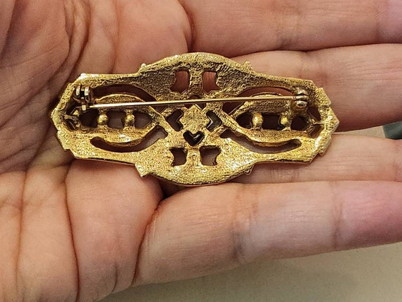 Gorgeous Vintage gold toned brooch. With crystals… - image 3