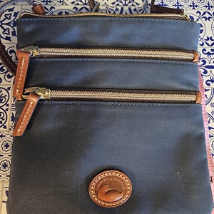 Vintage burgundy Dooney and Bourke Umhängetasche in sehr gutem Vintage-Zustand!