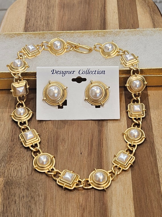 Stunning brushed gold and faux pearls vintage set… - image 4