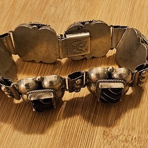 Vintage sterling silver and black onyx panel bracelet made  in Mexico in excellent vintage condition! 7.5 inches.