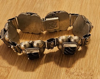 Vintage sterling silver and black onyx panel bracelet made  in Mexico in excellent vintage condition! 7.5 inches.