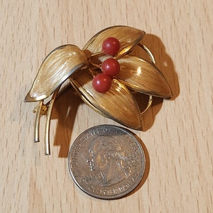 Vintage enamel goldtone leaf brooch with berries in very good Vintage condition