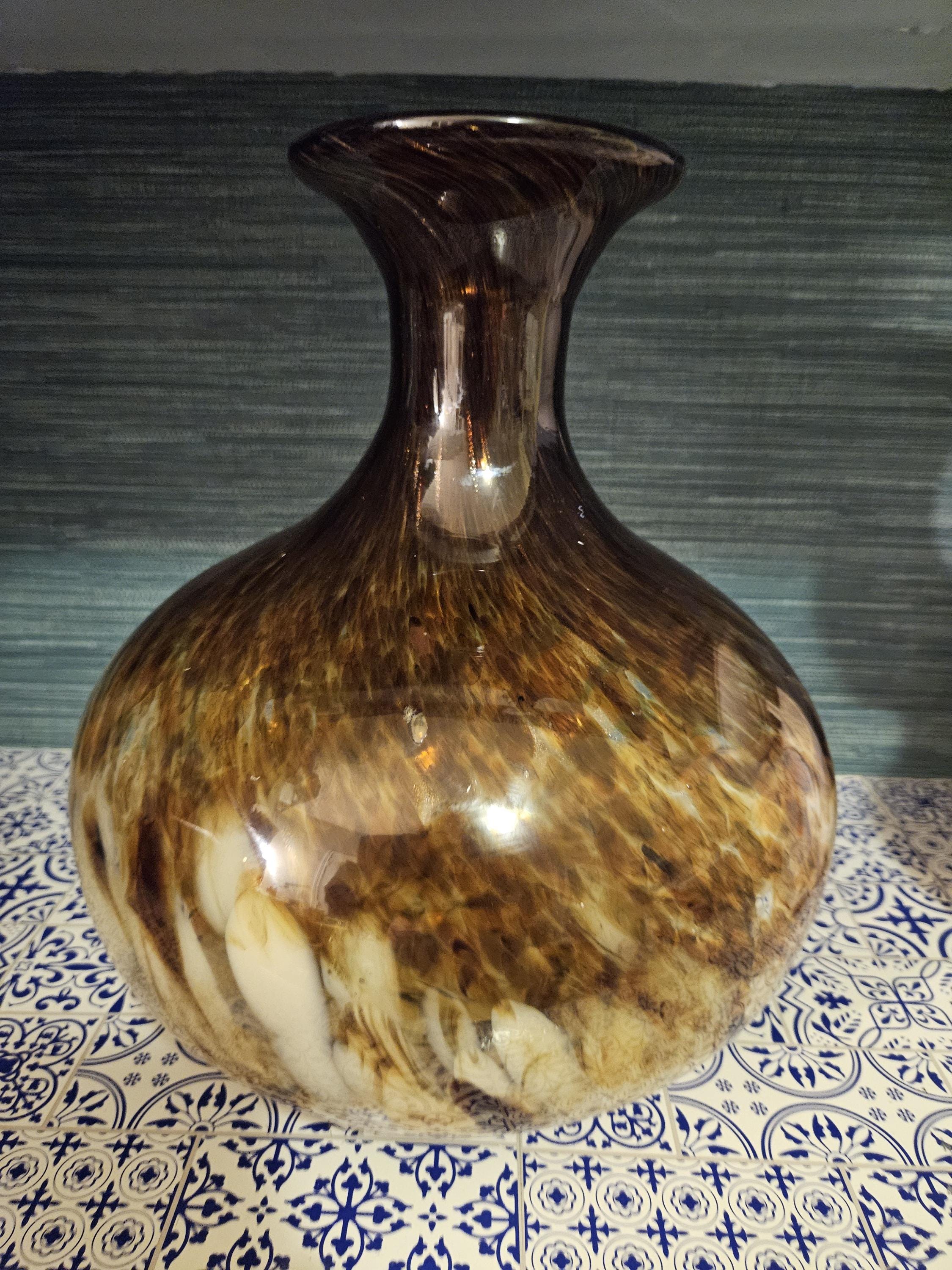 キャラメルブラウンの手吹き渦巻き大理石デザイン装飾花瓶、約 12
