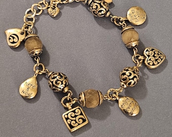 Bracciale Brighton contro il cancro al seno con ciondoli. Regolabile fino a 21,6 cm. Spedizione gratuita negli Stati Uniti.