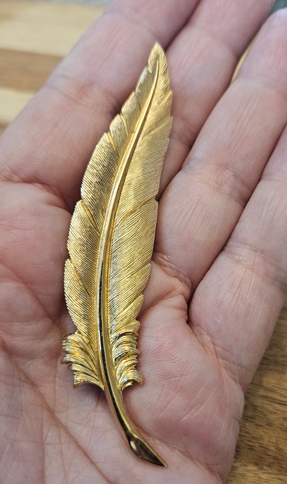 Vintage Monet feather brooch in goldtone in very g