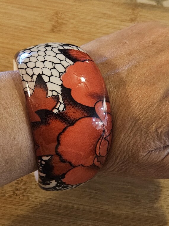 Large bangle with a unique pattern with flowers i… - image 5