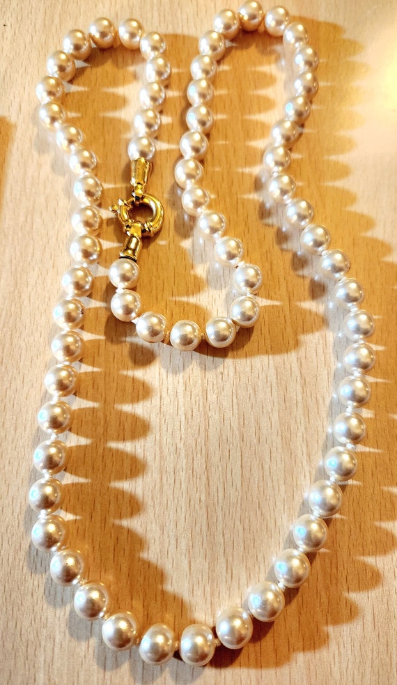 Beautiful faux pearl necklace with a large goldton