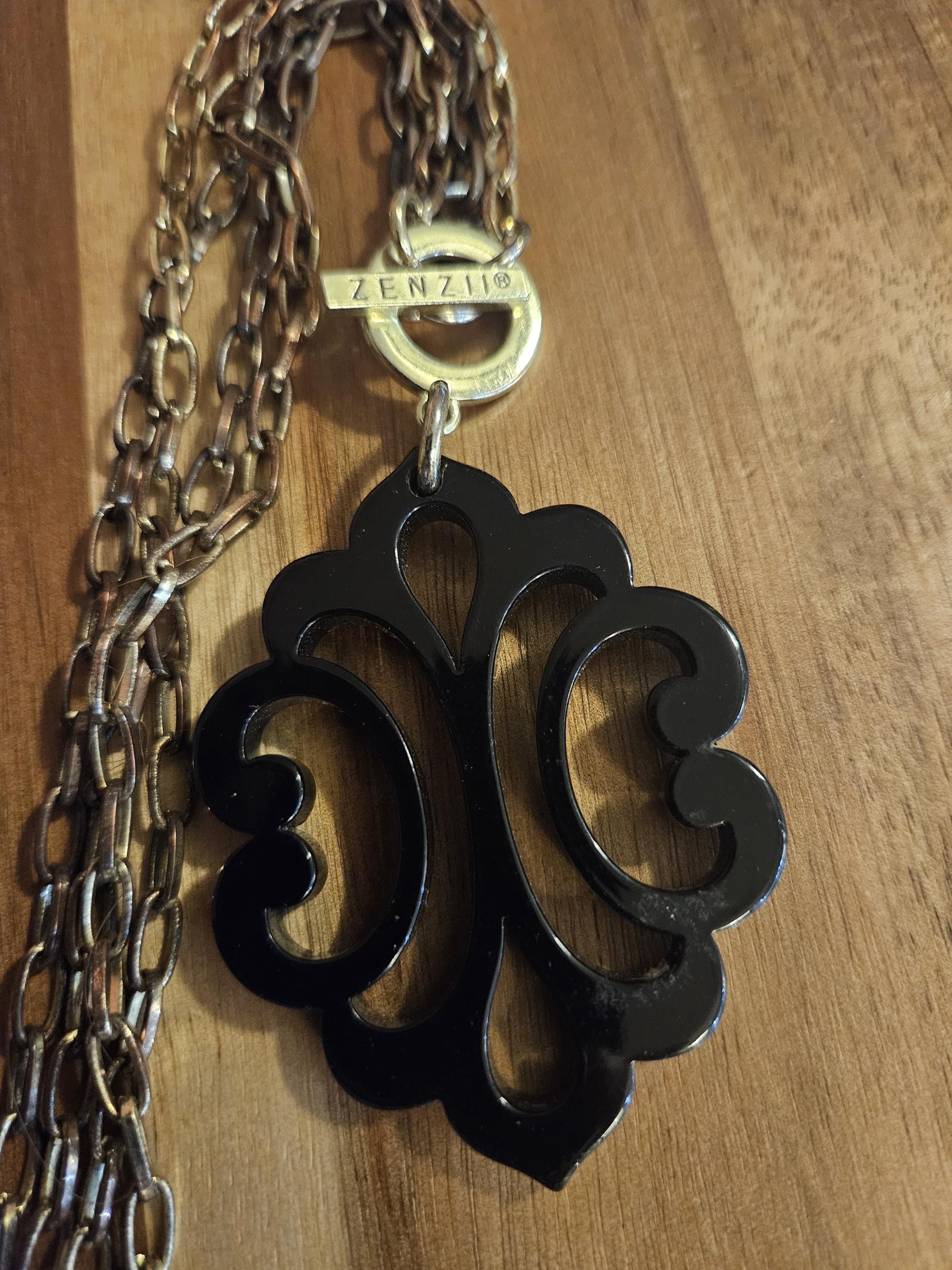 18インチのZenziiネックレス。ダブルチェーンに2.5インチの大きな黒い