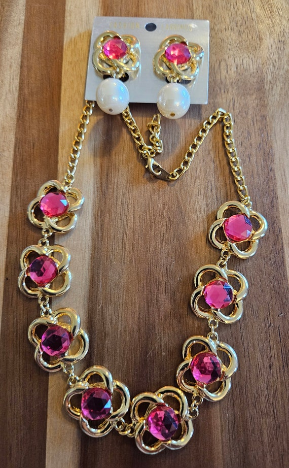 Amazing Vintage goldtoned matching earrings and n… - image 1