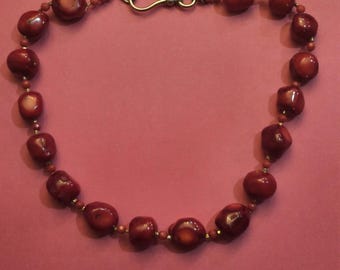 Magnifique collier de corail rouge fabriqué à la main de 19 pouces en excellent état.