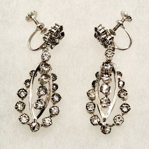 Impresionantes pendientes colgantes vintage con cierre de rosca y diamantes de imitación en muy buen estado.