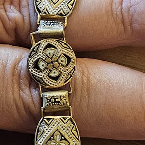 bracelet damas espagnol doré vintage en bon état ! 8 pouces.