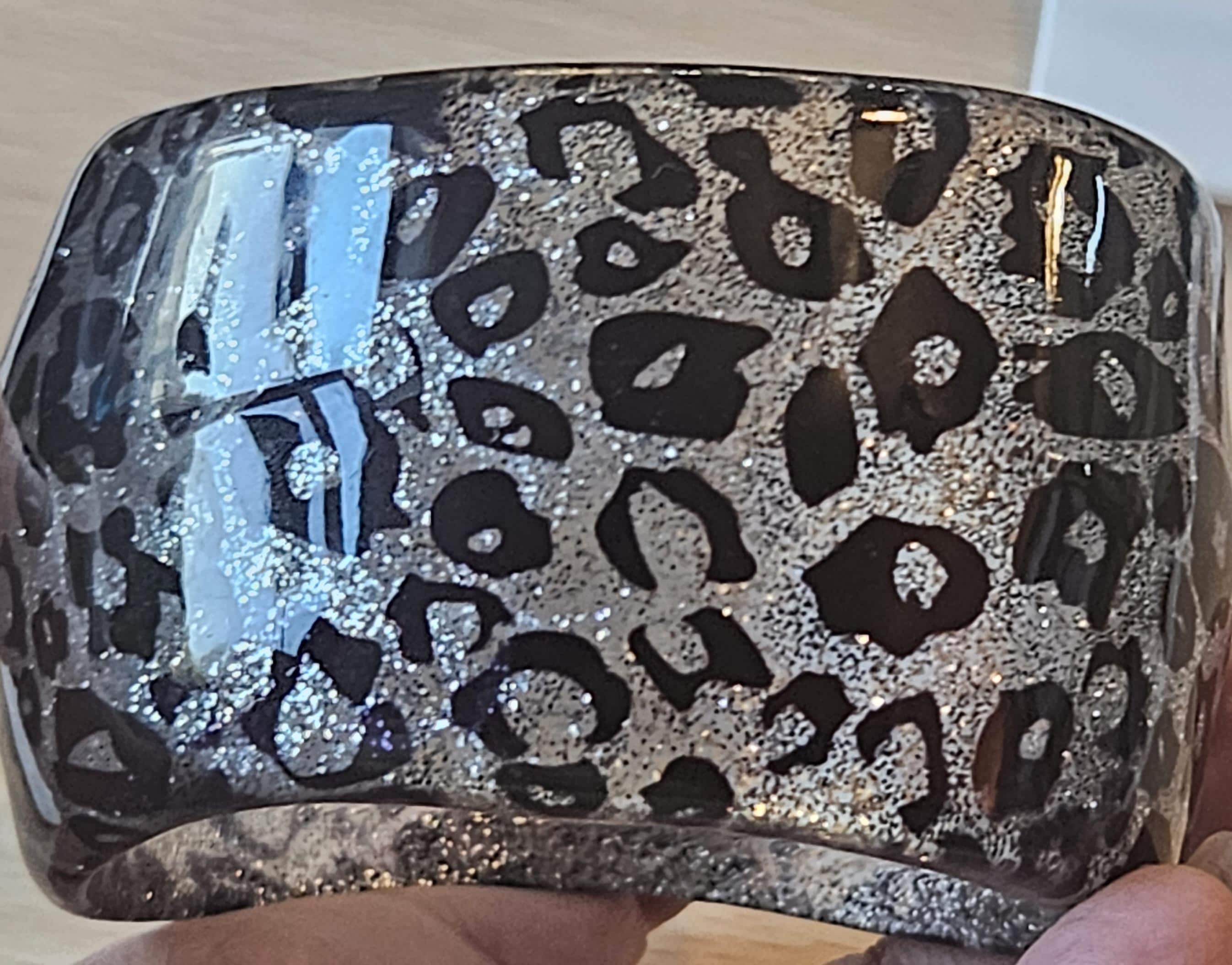 Vintage heavy lucite silver cheetah pattern large bangle in excellent vintage condition!