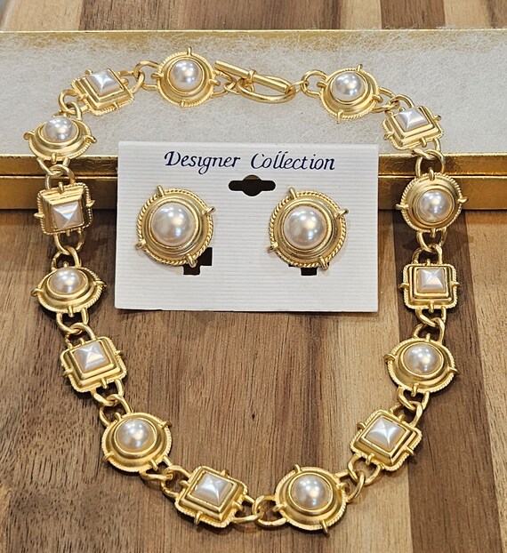 Stunning brushed gold and faux pearls vintage set… - image 3