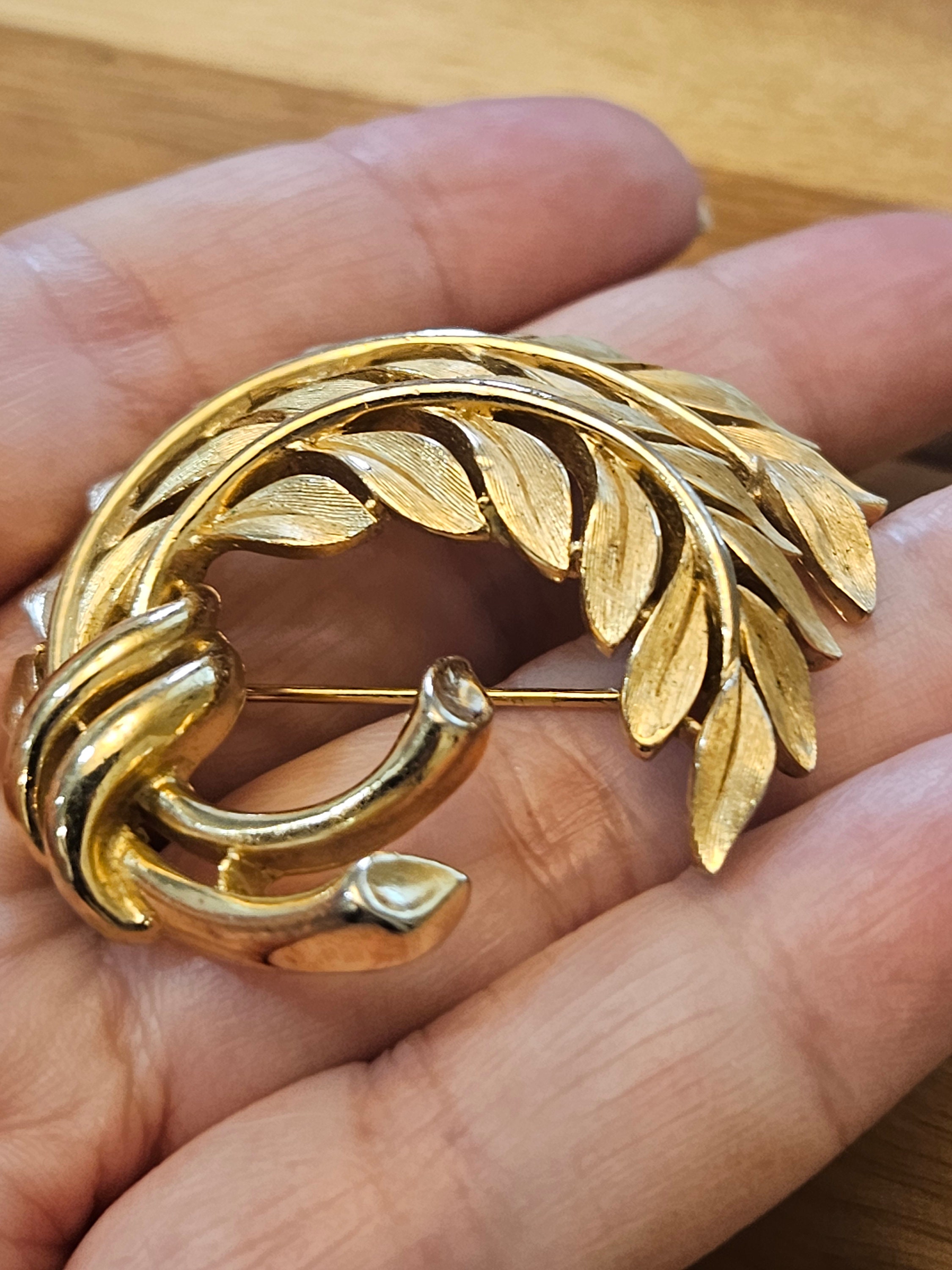 Superbe Broche Vintage Signée Trifari En étain - Forme Libre, Excellent état