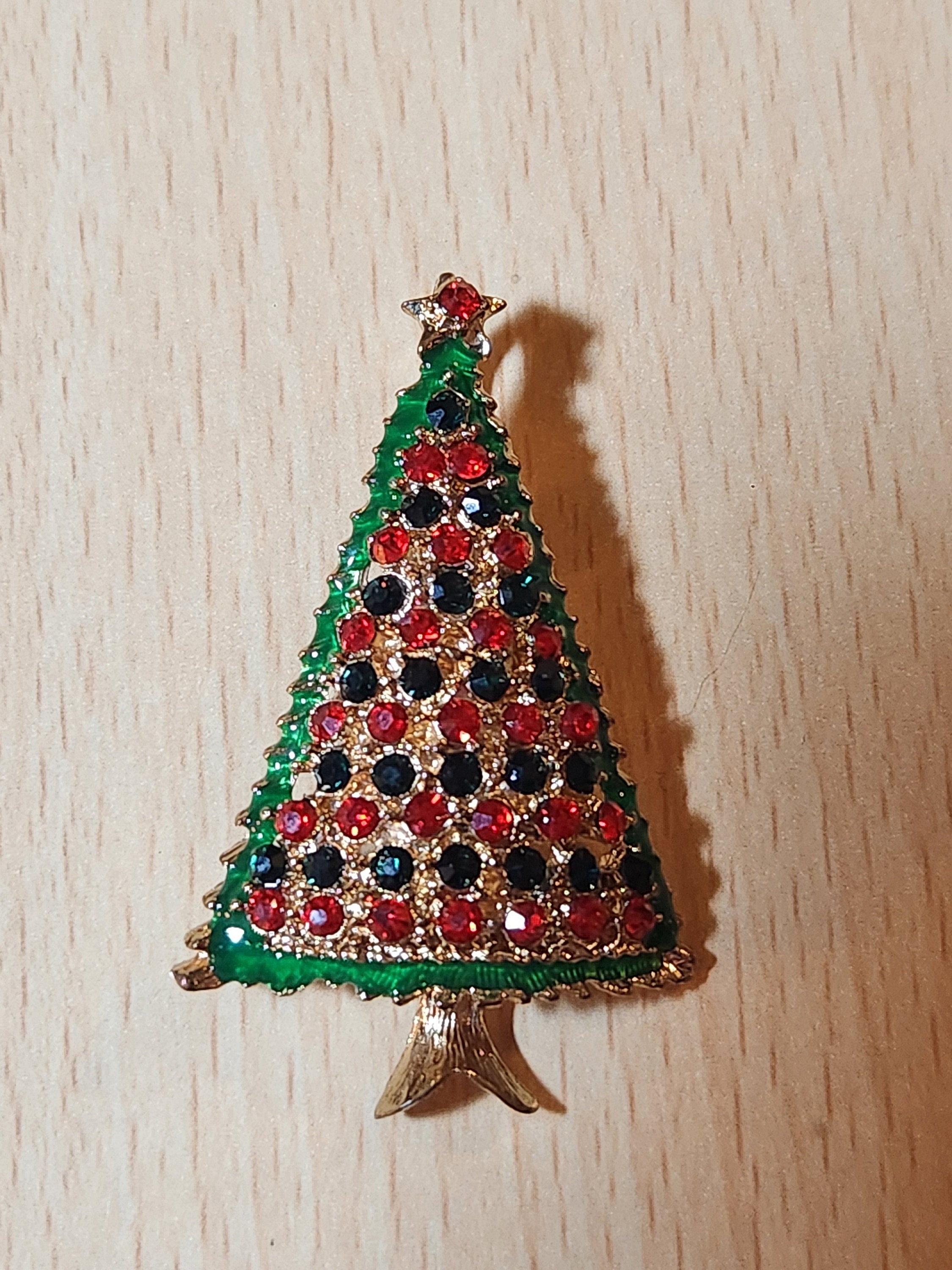 ブローチにもなるクリスマスツリーペンダントが付いた
